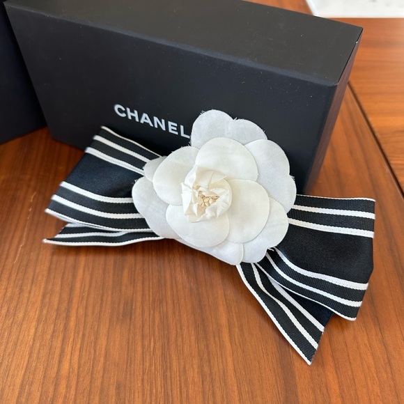 Chanel Camelia Bow Hair Accessory (Large) - Picture 2 of 10